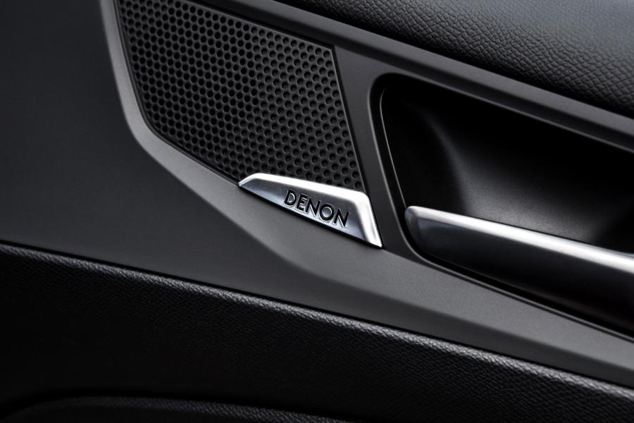 Детали интерьера Peugeot 308 GTi 2015 года  (фото 48 из 65)